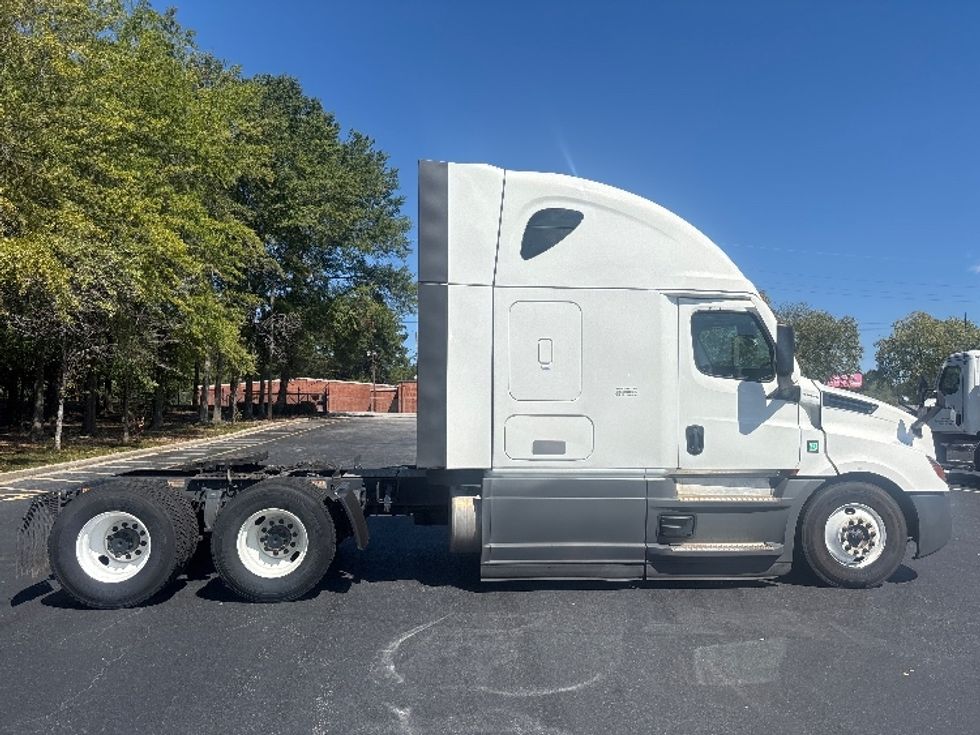 Sleeper Tractor-Heavy Duty Tractors-Freightliner-2023-T12664ST-Forest Park-GA-687,407\n\t\tmiles-$ 61,500 - Image 8