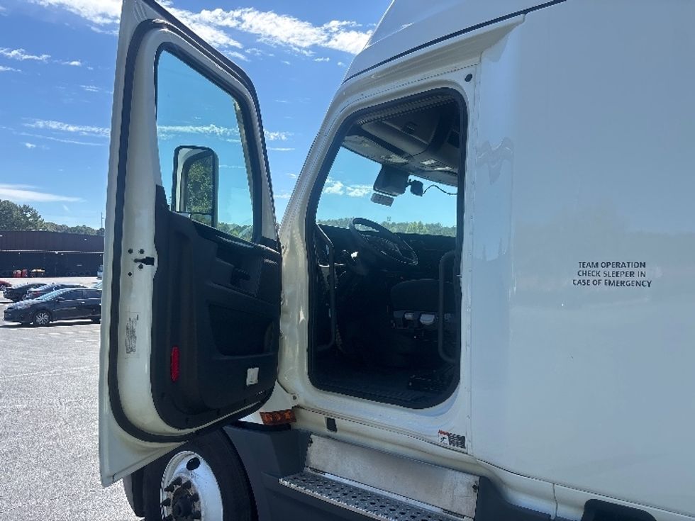 Sleeper Tractor-Heavy Duty Tractors-Freightliner-2023-T12664ST-Forest Park-GA-687,407\n\t\tmiles-$ 61,500 - Image 9