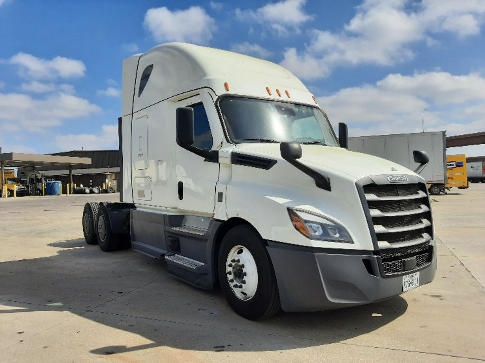Sleeper Tractor-Heavy Duty Tractors-Freightliner-2023-T12664ST-Fort Worth-TX-563,573\n\t\tmiles-$ 65,000 - Image 1