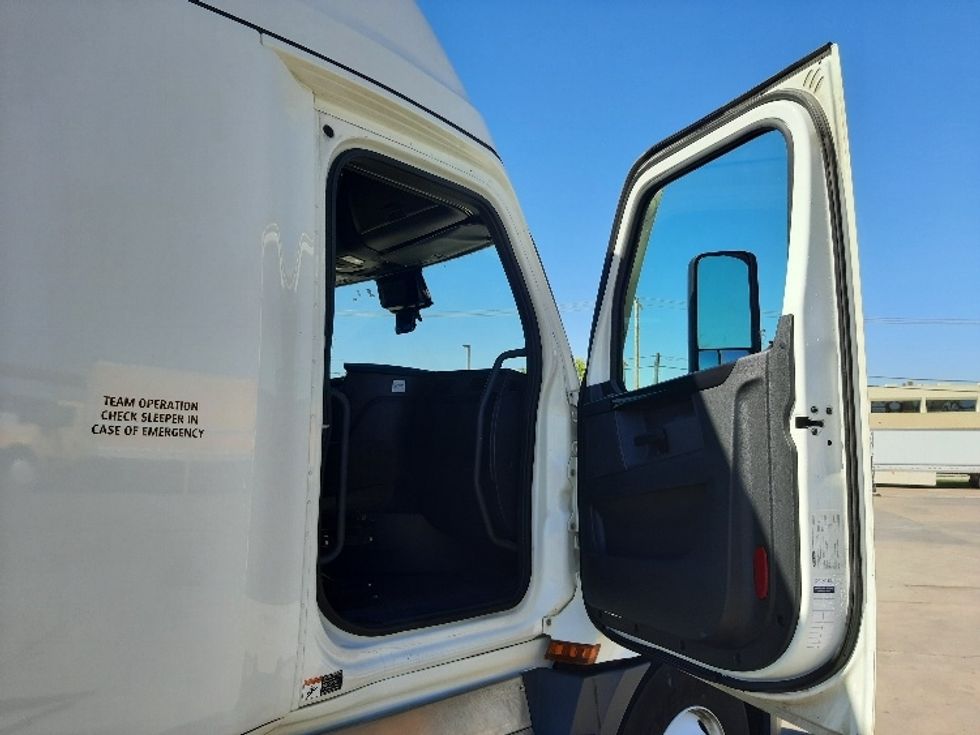 Sleeper Tractor-Heavy Duty Tractors-Freightliner-2023-T12664ST-Fort Worth-TX-563,573\n\t\tmiles-$ 65,000 - Image 13
