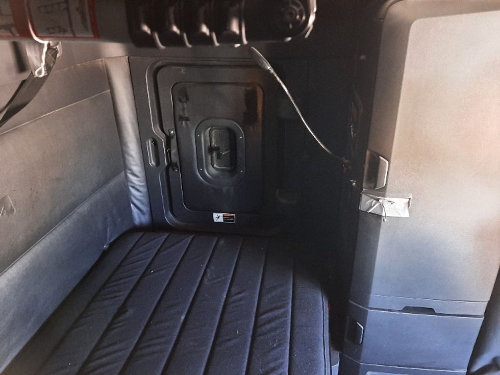 Sleeper Tractor-Heavy Duty Tractors-Freightliner-2023-T12664ST-Fort Worth-TX-563,573\n\t\tmiles-$ 65,000 - Image 19
