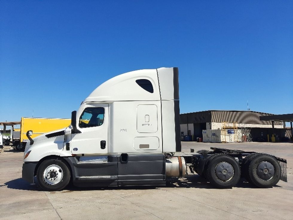 Sleeper Tractor-Heavy Duty Tractors-Freightliner-2023-T12664ST-Fort Worth-TX-563,573\n\t\tmiles-$ 65,000 - Image 4