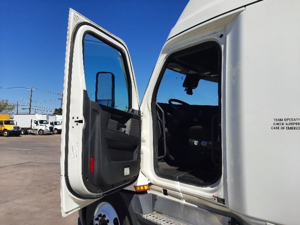Sleeper Tractor-Heavy Duty Tractors-Freightliner-2023-T12664ST-Fort Worth-TX-563,573\n\t\tmiles-$ 65,000 - Image 9