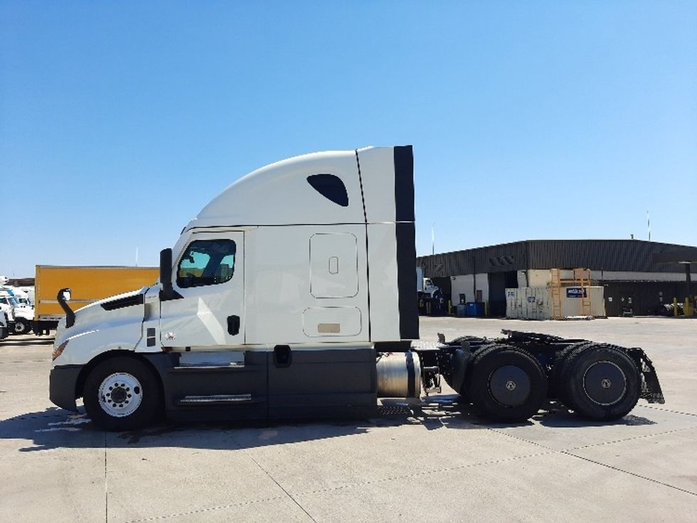 Sleeper Tractor-Heavy Duty Tractors-Freightliner-2023-T12664ST-Fort Worth-TX-626,129\n\t\tmiles-$ 64,500 - Image 4