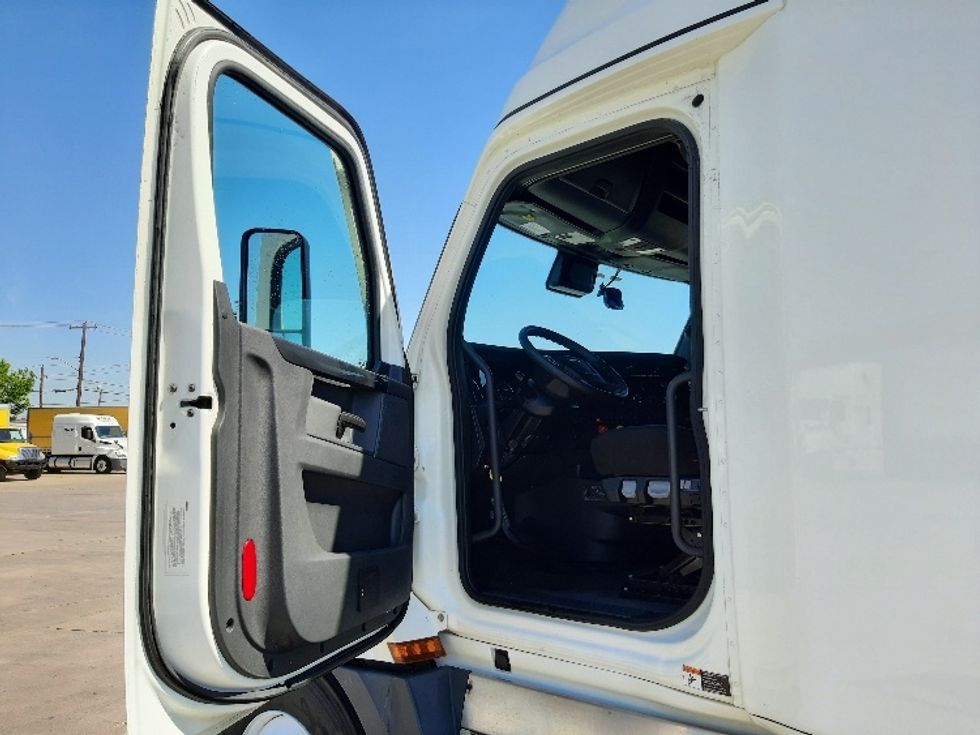Sleeper Tractor-Heavy Duty Tractors-Freightliner-2023-T12664ST-Fort Worth-TX-626,129\n\t\tmiles-$ 64,500 - Image 9