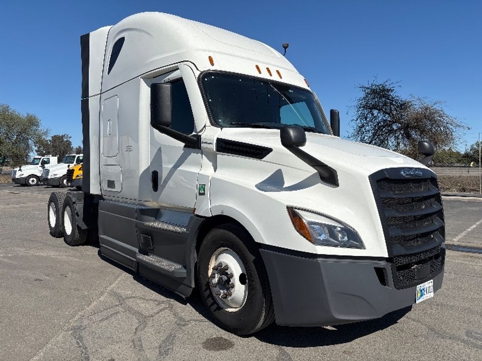Sleeper Tractor-Heavy Duty Tractors-Freightliner-2023-T12664ST-Fresno-CA-644,548\n\t\tmiles-$ 64,750 - Image 1