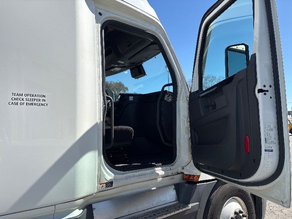Sleeper Tractor-Heavy Duty Tractors-Freightliner-2023-T12664ST-Fresno-CA-644,548\n\t\tmiles-$ 64,750 - Image 13