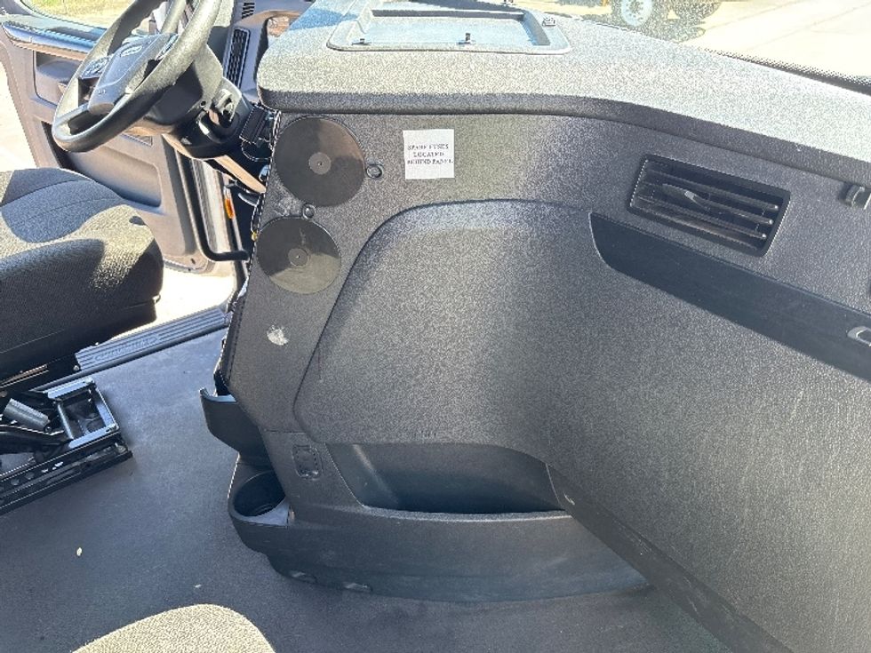 Sleeper Tractor-Heavy Duty Tractors-Freightliner-2023-T12664ST-Fresno-CA-644,548\n\t\tmiles-$ 64,750 - Image 15