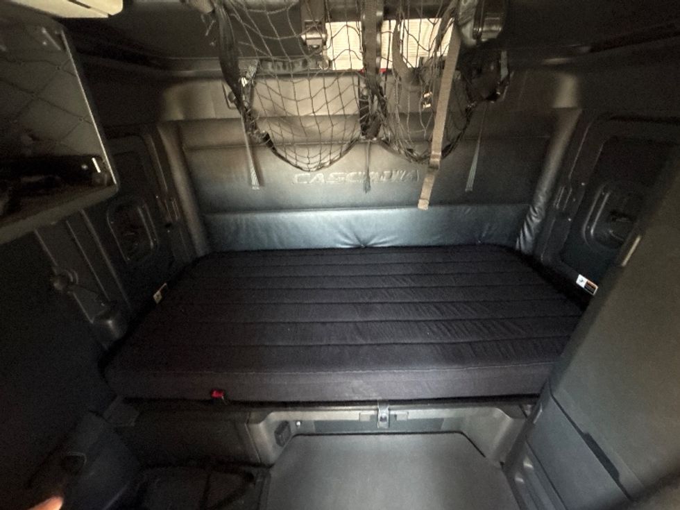 Sleeper Tractor-Heavy Duty Tractors-Freightliner-2023-T12664ST-Fresno-CA-644,548\n\t\tmiles-$ 64,750 - Image 16