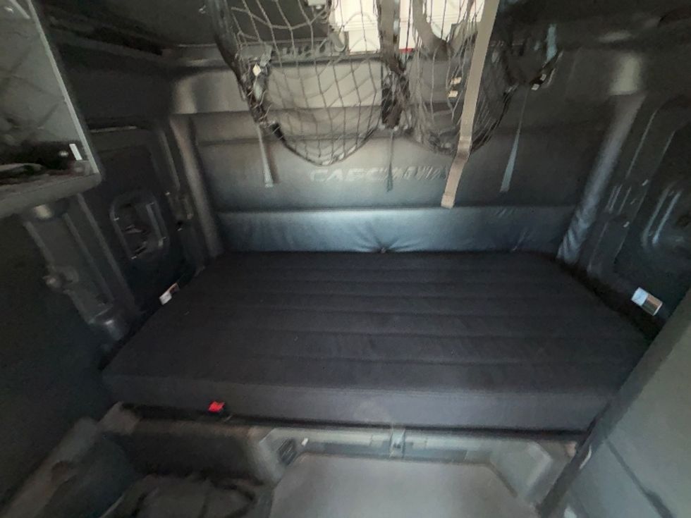 Sleeper Tractor-Heavy Duty Tractors-Freightliner-2023-T12664ST-Fresno-CA-644,548\n\t\tmiles-$ 64,750 - Image 17