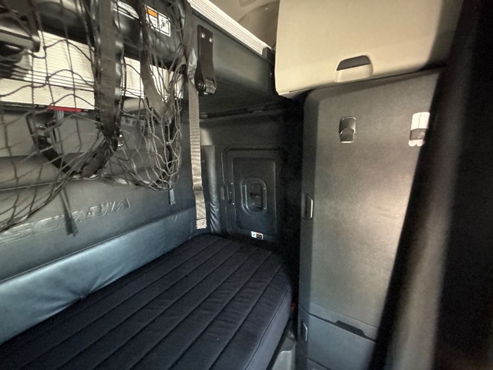 Sleeper Tractor-Heavy Duty Tractors-Freightliner-2023-T12664ST-Fresno-CA-644,548\n\t\tmiles-$ 64,750 - Image 18