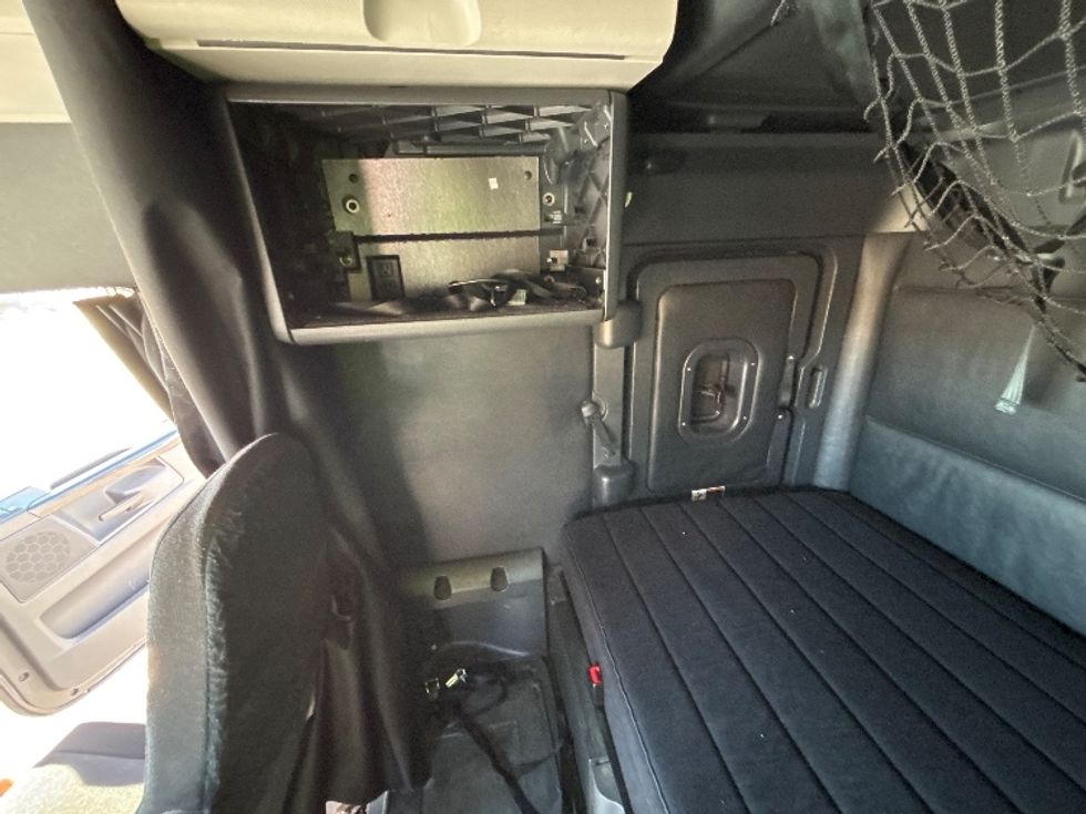 Sleeper Tractor-Heavy Duty Tractors-Freightliner-2023-T12664ST-Fresno-CA-644,548\n\t\tmiles-$ 64,750 - Image 19