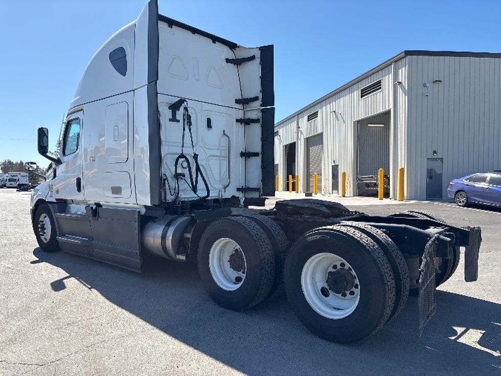 Sleeper Tractor-Heavy Duty Tractors-Freightliner-2023-T12664ST-Fresno-CA-644,548\n\t\tmiles-$ 64,750 - Image 5