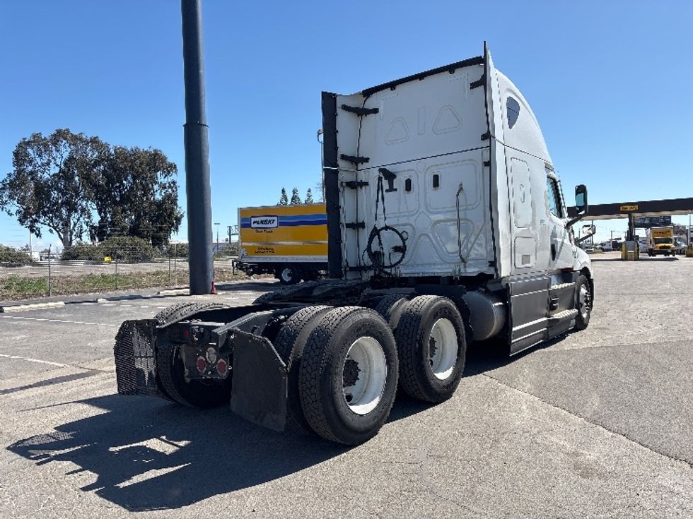 Sleeper Tractor-Heavy Duty Tractors-Freightliner-2023-T12664ST-Fresno-CA-644,548\n\t\tmiles-$ 64,750 - Image 7