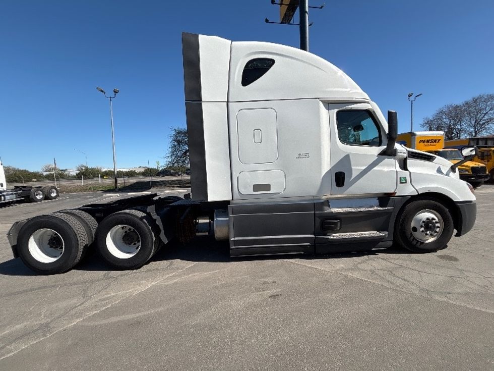Sleeper Tractor-Heavy Duty Tractors-Freightliner-2023-T12664ST-Fresno-CA-644,548\n\t\tmiles-$ 64,750 - Image 8
