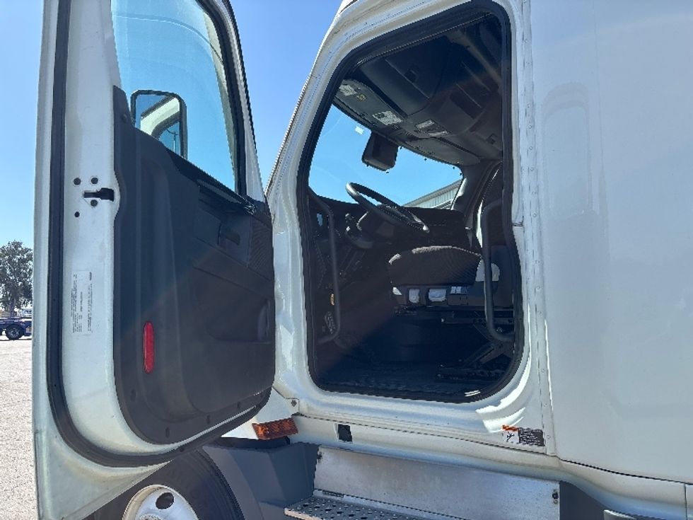 Sleeper Tractor-Heavy Duty Tractors-Freightliner-2023-T12664ST-Fresno-CA-644,548\n\t\tmiles-$ 64,750 - Image 9