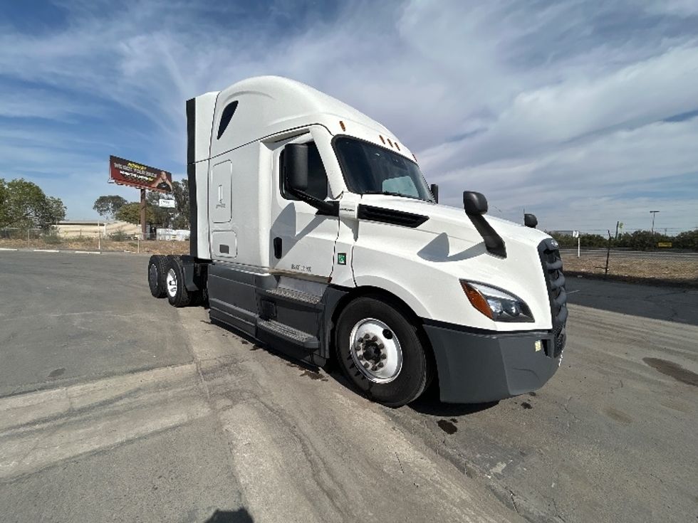 Sleeper Tractor-Heavy Duty Tractors-Freightliner-2023-T12664ST-Fresno-CA-660,748\n\t\tmiles-$ 67,250 - Image 1