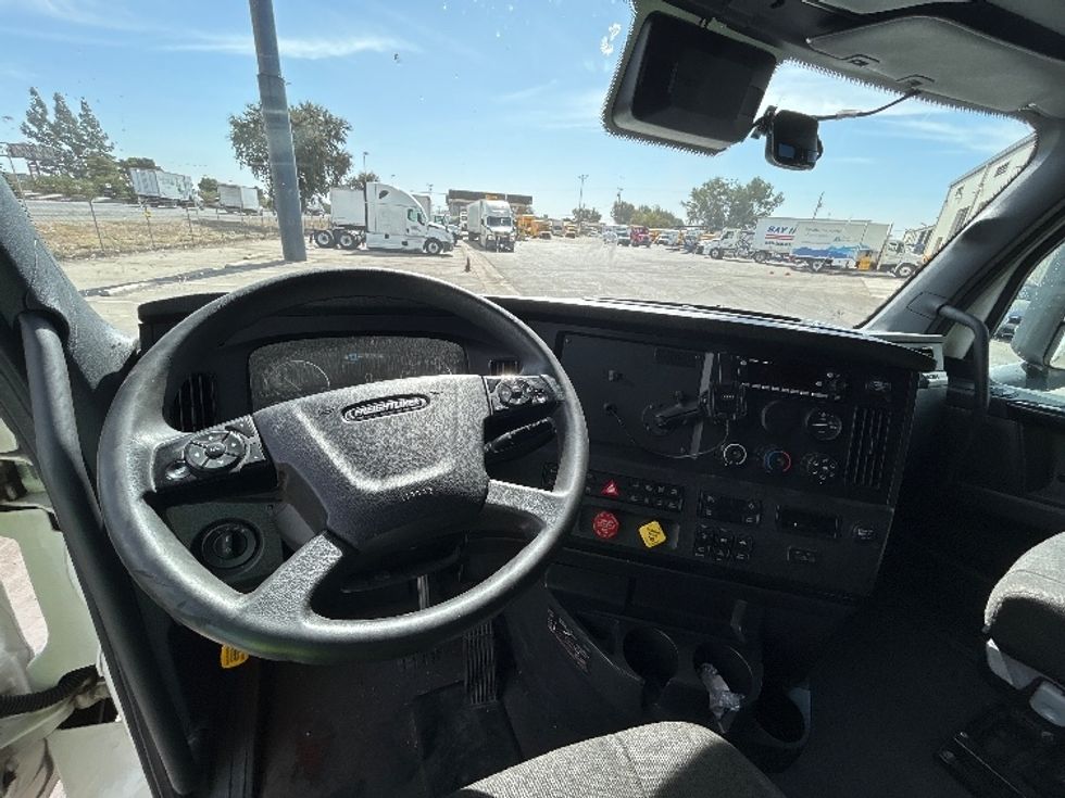 Sleeper Tractor-Heavy Duty Tractors-Freightliner-2023-T12664ST-Fresno-CA-660,748\n\t\tmiles-$ 67,250 - Image 10