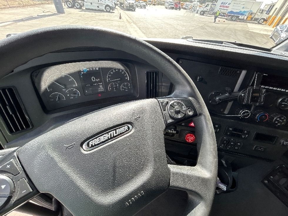 Sleeper Tractor-Heavy Duty Tractors-Freightliner-2023-T12664ST-Fresno-CA-660,748\n\t\tmiles-$ 67,250 - Image 11