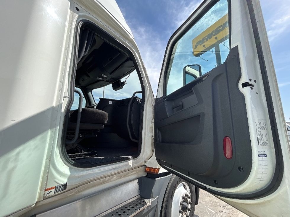 Sleeper Tractor-Heavy Duty Tractors-Freightliner-2023-T12664ST-Fresno-CA-660,748\n\t\tmiles-$ 67,250 - Image 12