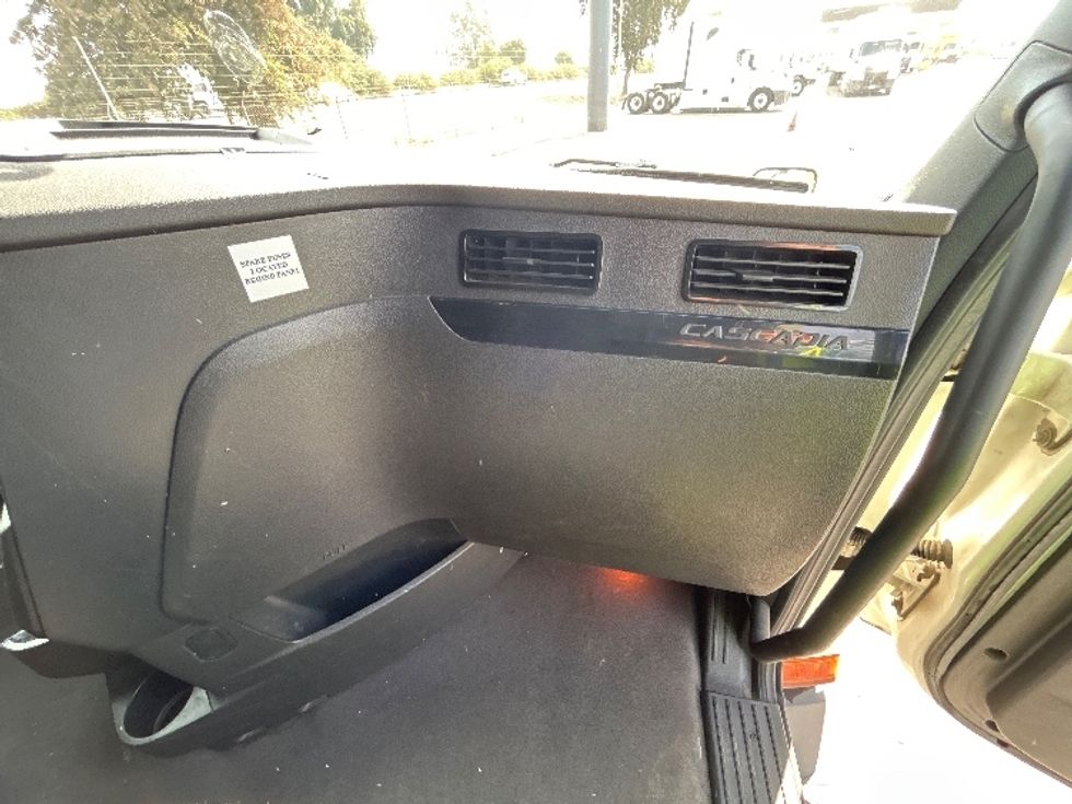 Sleeper Tractor-Heavy Duty Tractors-Freightliner-2023-T12664ST-Fresno-CA-660,748\n\t\tmiles-$ 67,250 - Image 13