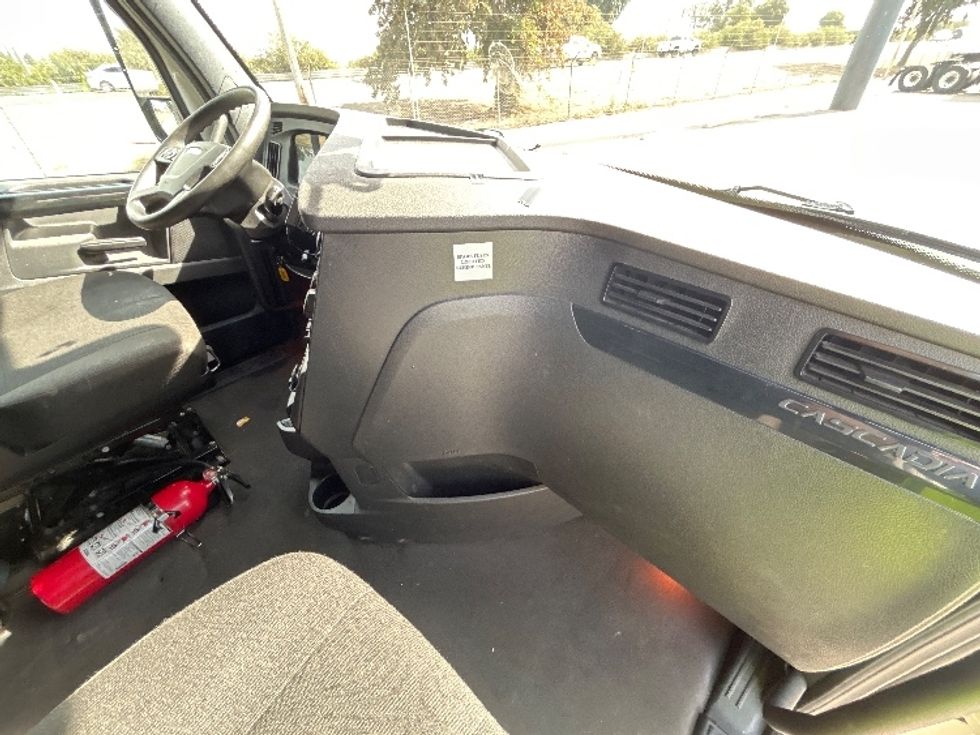 Sleeper Tractor-Heavy Duty Tractors-Freightliner-2023-T12664ST-Fresno-CA-660,748\n\t\tmiles-$ 67,250 - Image 14
