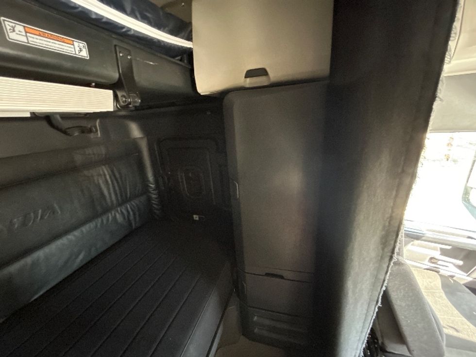Sleeper Tractor-Heavy Duty Tractors-Freightliner-2023-T12664ST-Fresno-CA-660,748\n\t\tmiles-$ 67,250 - Image 17