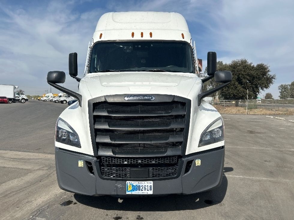 Sleeper Tractor-Heavy Duty Tractors-Freightliner-2023-T12664ST-Fresno-CA-660,748\n\t\tmiles-$ 67,250 - Image 2