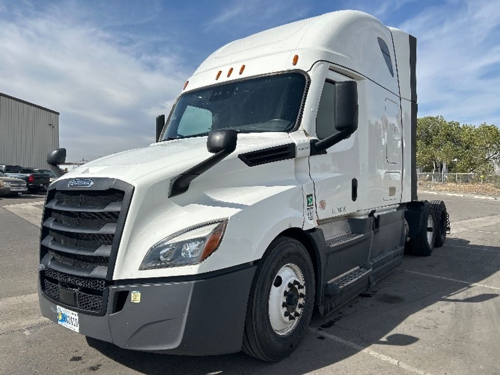 Sleeper Tractor-Heavy Duty Tractors-Freightliner-2023-T12664ST-Fresno-CA-660,748\n\t\tmiles-$ 67,250 - Image 3