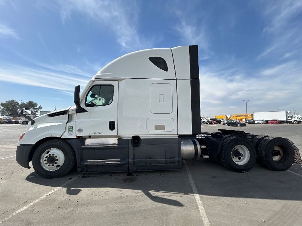 Sleeper Tractor-Heavy Duty Tractors-Freightliner-2023-T12664ST-Fresno-CA-660,748\n\t\tmiles-$ 67,250 - Image 4