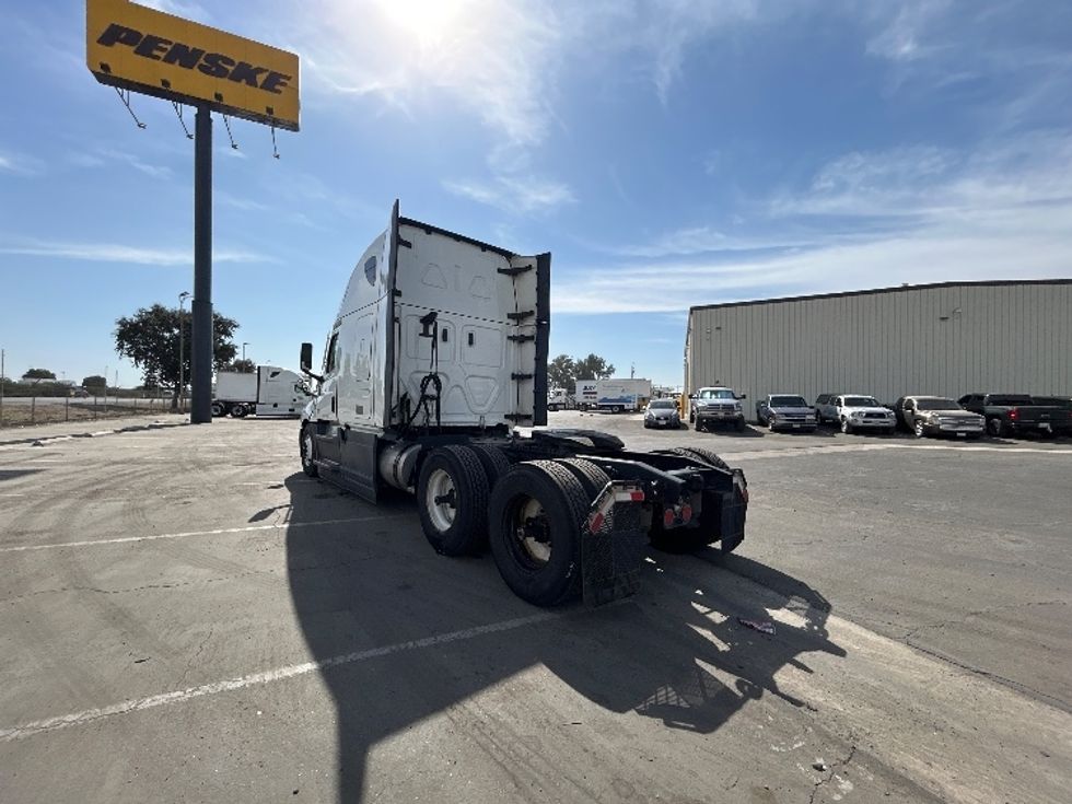Sleeper Tractor-Heavy Duty Tractors-Freightliner-2023-T12664ST-Fresno-CA-660,748\n\t\tmiles-$ 67,250 - Image 5