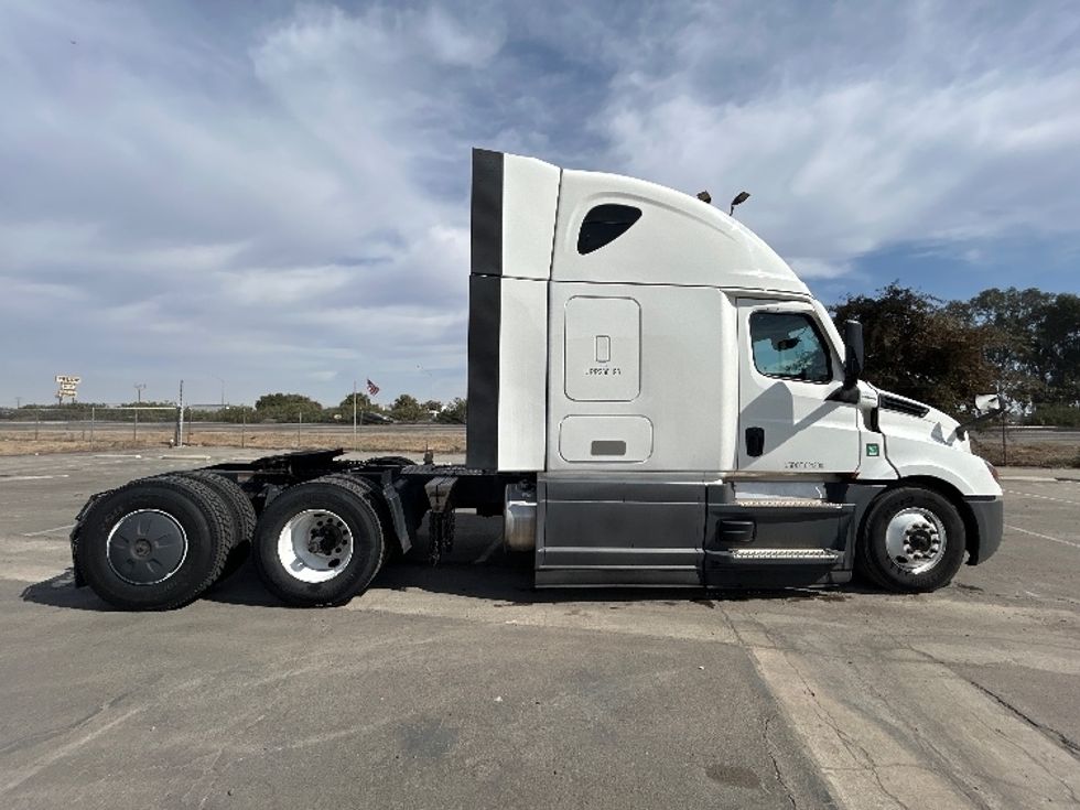 Sleeper Tractor-Heavy Duty Tractors-Freightliner-2023-T12664ST-Fresno-CA-660,748\n\t\tmiles-$ 67,250 - Image 8