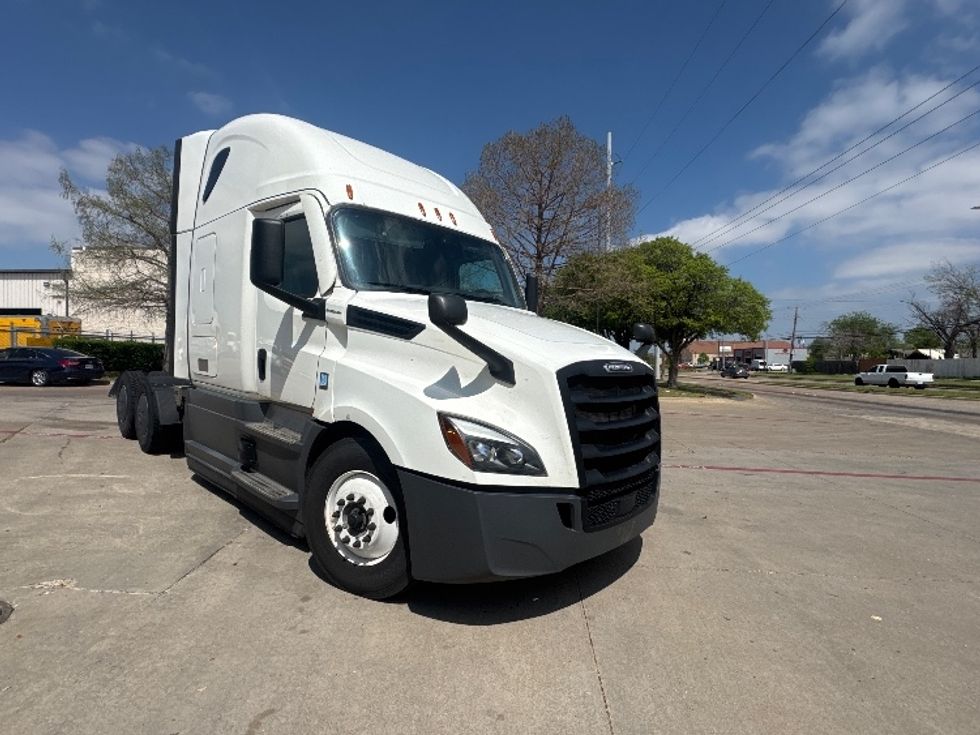 Sleeper Tractor-Heavy Duty Tractors-Freightliner-2023-T12664ST-Garland-TX-618,095\n\t\tmiles-$ 66,500 - Image 1