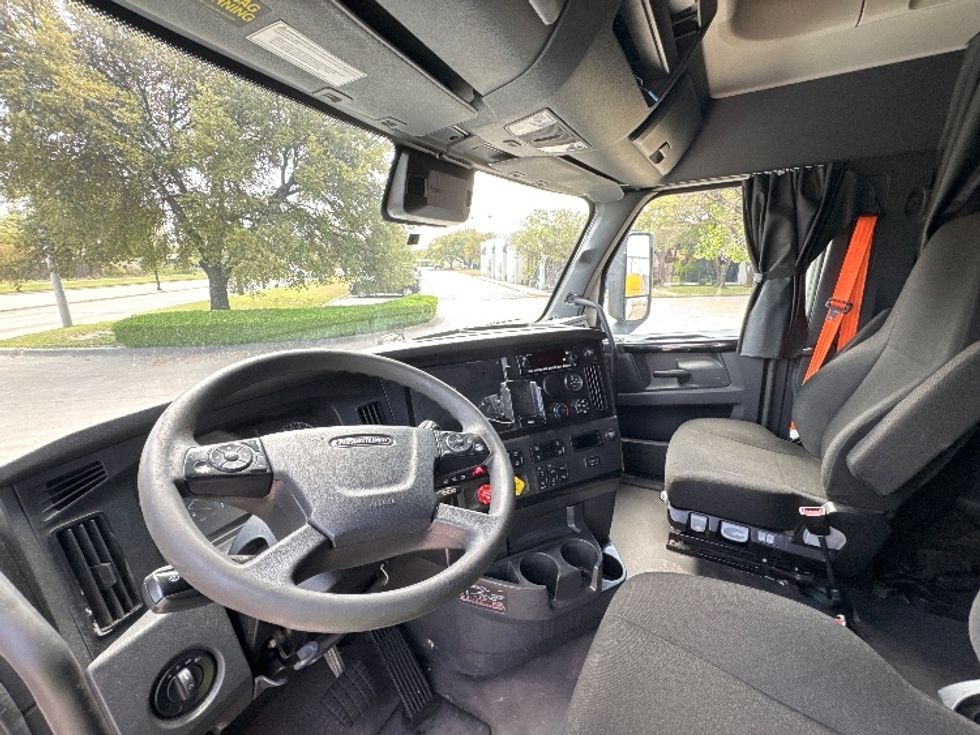 Sleeper Tractor-Heavy Duty Tractors-Freightliner-2023-T12664ST-Garland-TX-618,095\n\t\tmiles-$ 66,500 - Image 10