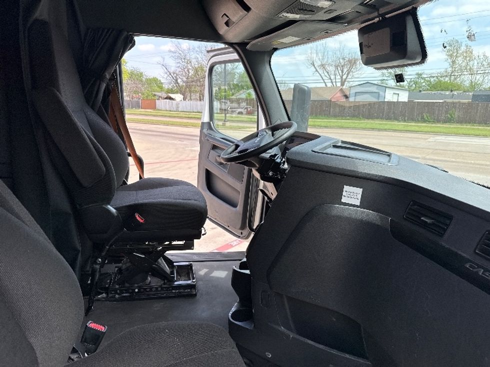 Sleeper Tractor-Heavy Duty Tractors-Freightliner-2023-T12664ST-Garland-TX-618,095\n\t\tmiles-$ 66,500 - Image 15