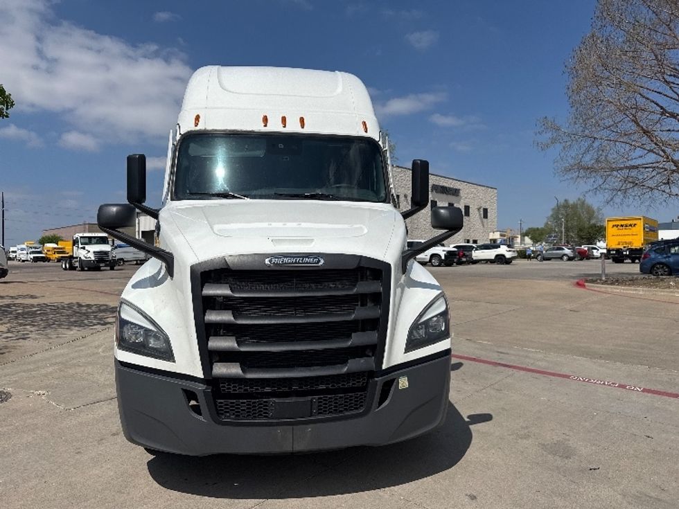 Sleeper Tractor-Heavy Duty Tractors-Freightliner-2023-T12664ST-Garland-TX-618,095\n\t\tmiles-$ 66,500 - Image 2
