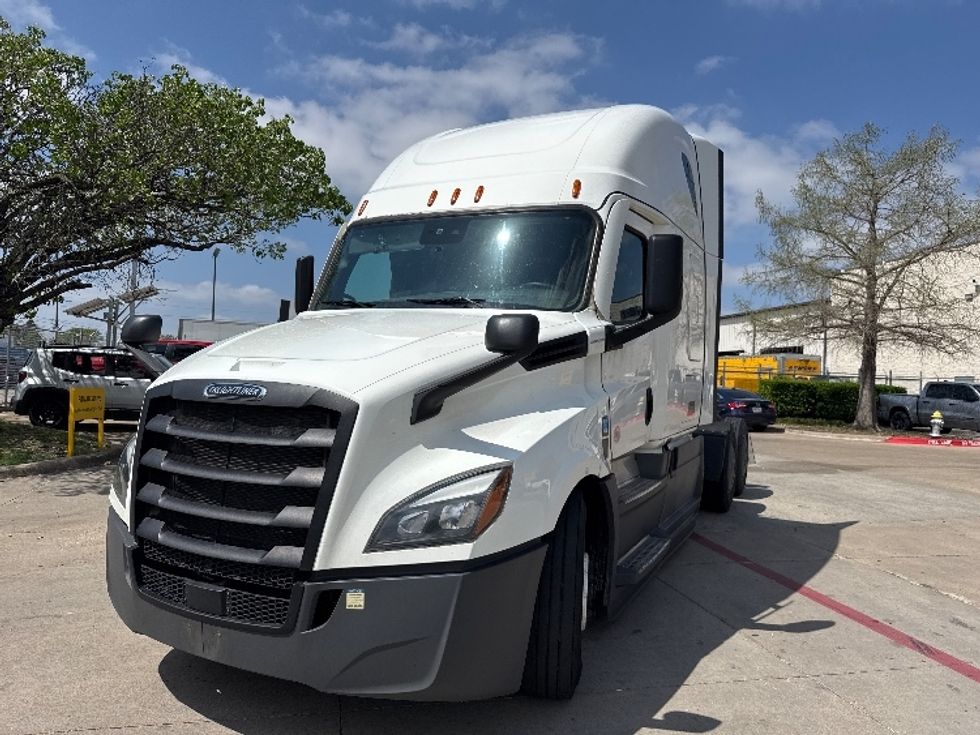 Sleeper Tractor-Heavy Duty Tractors-Freightliner-2023-T12664ST-Garland-TX-618,095\n\t\tmiles-$ 66,500 - Image 3