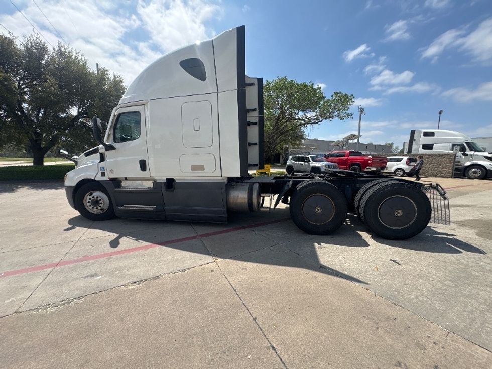 Sleeper Tractor-Heavy Duty Tractors-Freightliner-2023-T12664ST-Garland-TX-618,095\n\t\tmiles-$ 66,500 - Image 4
