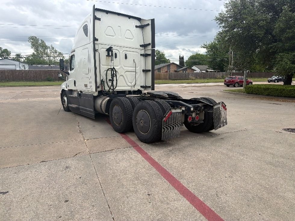 Sleeper Tractor-Heavy Duty Tractors-Freightliner-2023-T12664ST-Garland-TX-618,095\n\t\tmiles-$ 66,500 - Image 5