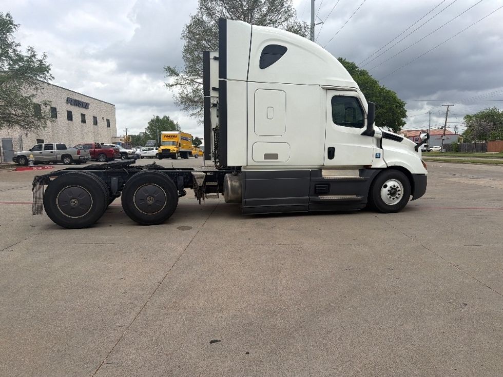 Sleeper Tractor-Heavy Duty Tractors-Freightliner-2023-T12664ST-Garland-TX-618,095\n\t\tmiles-$ 66,500 - Image 8