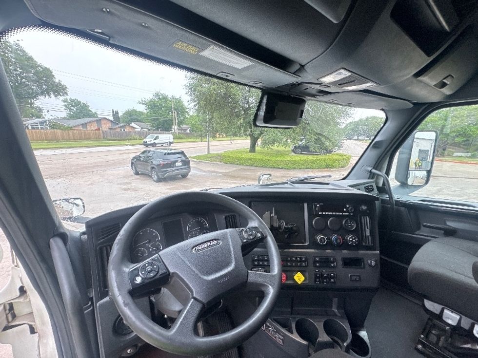 Sleeper Tractor-Heavy Duty Tractors-Freightliner-2023-T12664ST-Garland-TX-740,251\n\t\tmiles-$ 53,750 - Image 11