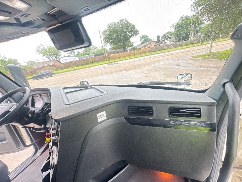 Sleeper Tractor-Heavy Duty Tractors-Freightliner-2023-T12664ST-Garland-TX-740,251\n\t\tmiles-$ 53,750 - Image 14