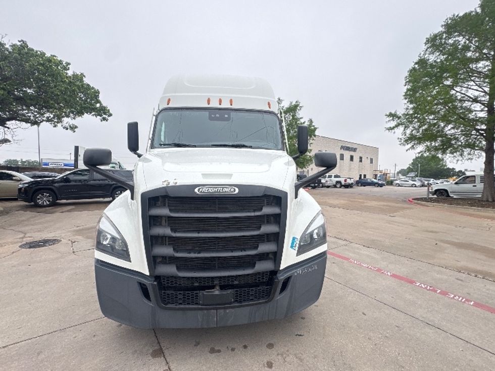 Sleeper Tractor-Heavy Duty Tractors-Freightliner-2023-T12664ST-Garland-TX-740,251\n\t\tmiles-$ 53,750 - Image 2