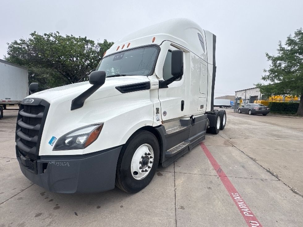 Sleeper Tractor-Heavy Duty Tractors-Freightliner-2023-T12664ST-Garland-TX-740,251\n\t\tmiles-$ 53,750 - Image 3