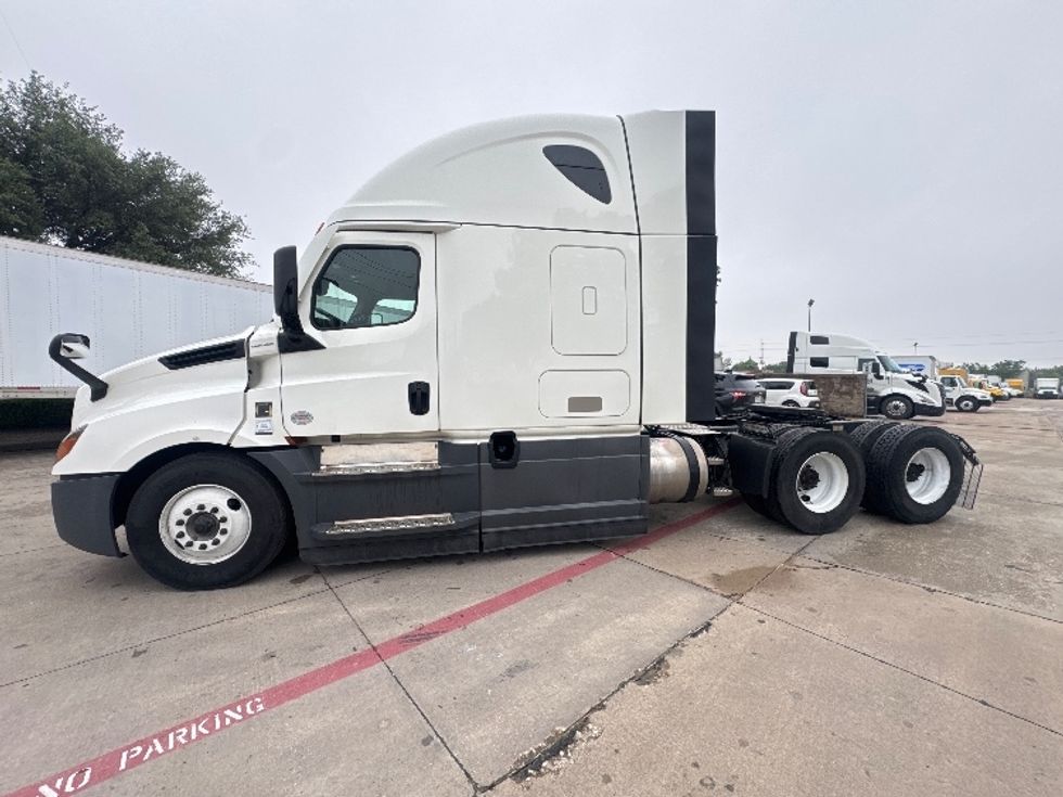 Sleeper Tractor-Heavy Duty Tractors-Freightliner-2023-T12664ST-Garland-TX-740,251\n\t\tmiles-$ 53,750 - Image 4