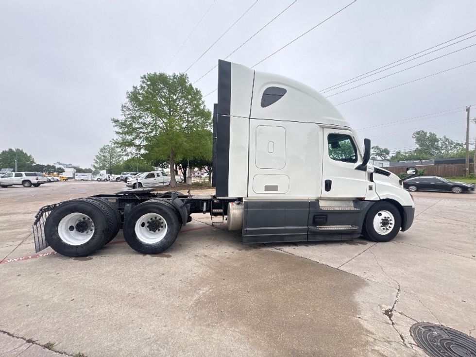Sleeper Tractor-Heavy Duty Tractors-Freightliner-2023-T12664ST-Garland-TX-740,251\n\t\tmiles-$ 53,750 - Image 8