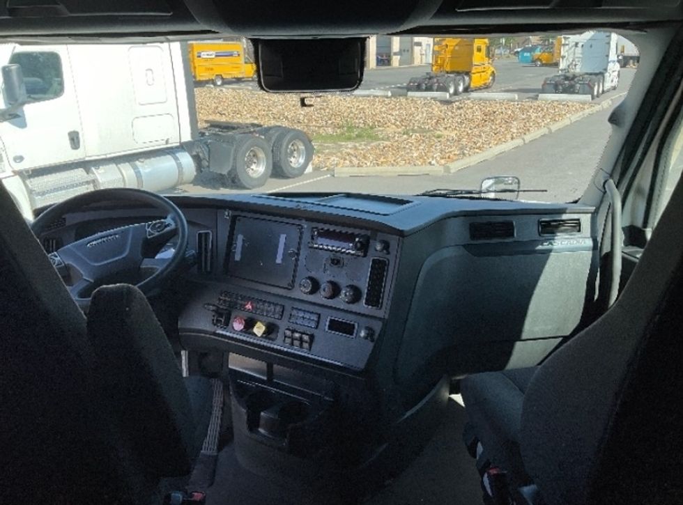 Sleeper Tractor-Heavy Duty Tractors-Freightliner-2023-T12664ST-Goodyear-AZ-589,727\n\t\tmiles-$ 75,500 - Image 12