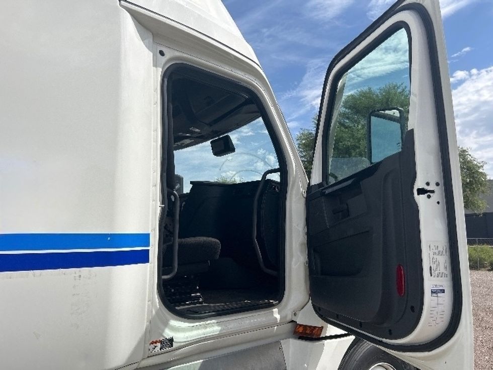 Sleeper Tractor-Heavy Duty Tractors-Freightliner-2023-T12664ST-Goodyear-AZ-589,727\n\t\tmiles-$ 75,500 - Image 13
