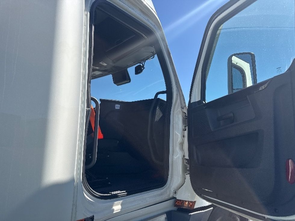 Sleeper Tractor-Heavy Duty Tractors-Freightliner-2023-T12664ST-Greeley-CO-749,316\n\t\tmiles-$ 52,500 - Image 13