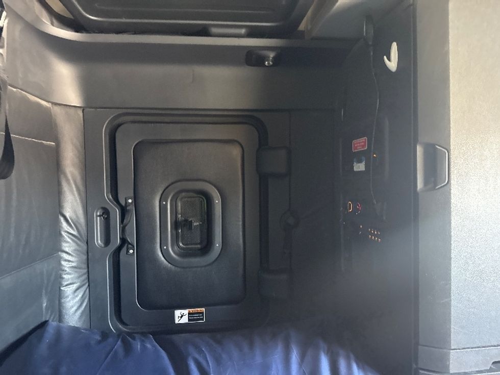 Sleeper Tractor-Heavy Duty Tractors-Freightliner-2023-T12664ST-Greeley-CO-749,316\n\t\tmiles-$ 52,500 - Image 17